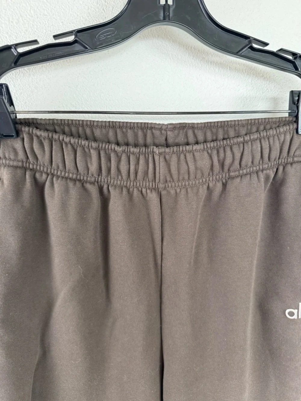 ALO Yoga Straight Leg Pants in Dark Brown